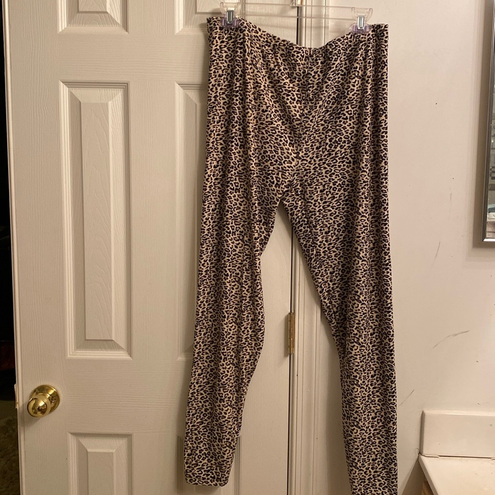 White Mark Cute leopard leggings.